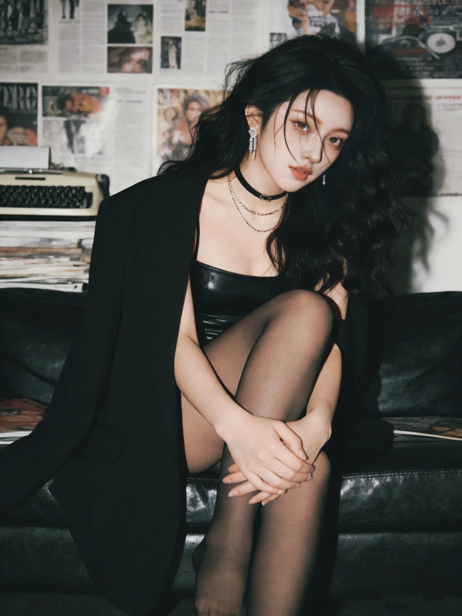 复古慵懒杂志风美女写真-第8张图片-风享汇