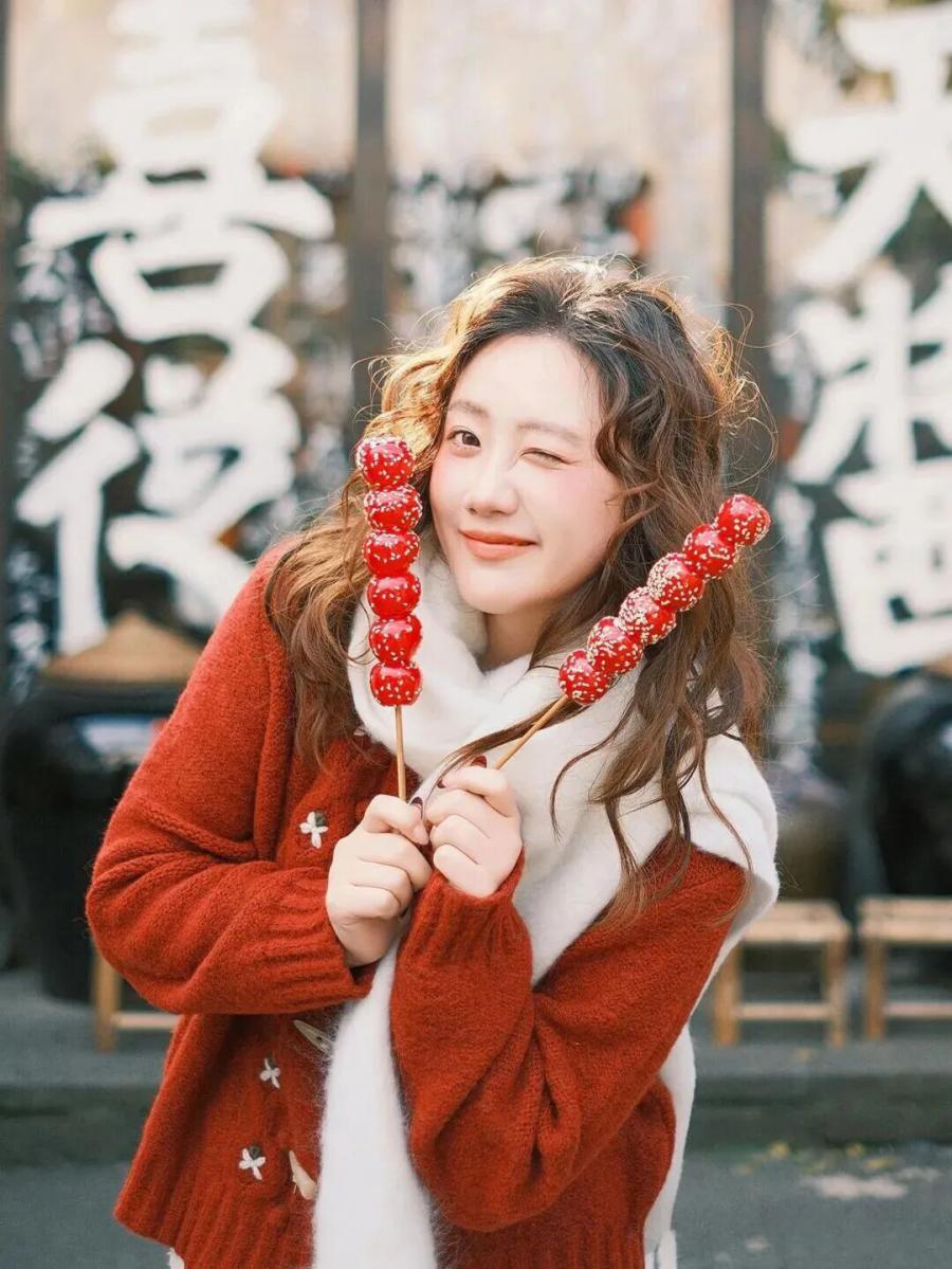 8个新年写真姿势，在家门口拍满烟火气年味-第3张图片-风享汇