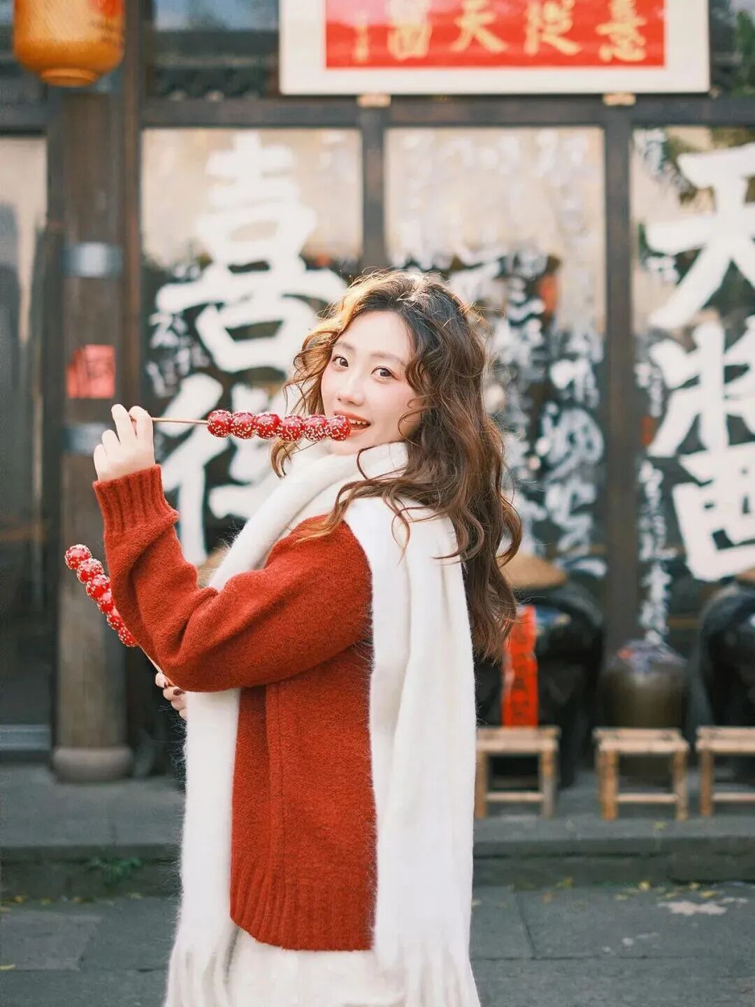 8个新年写真姿势，在家门口拍满烟火气年味-第4张图片-风享汇