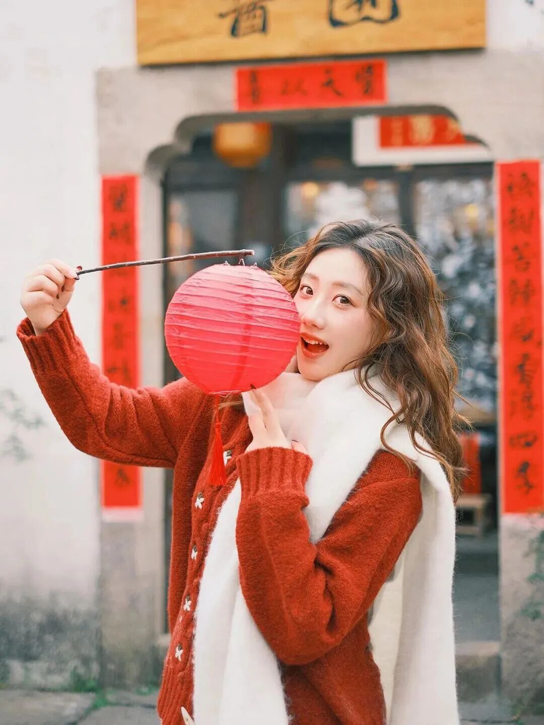 8个新年写真姿势，在家门口拍满烟火气年味-第8张图片-风享汇