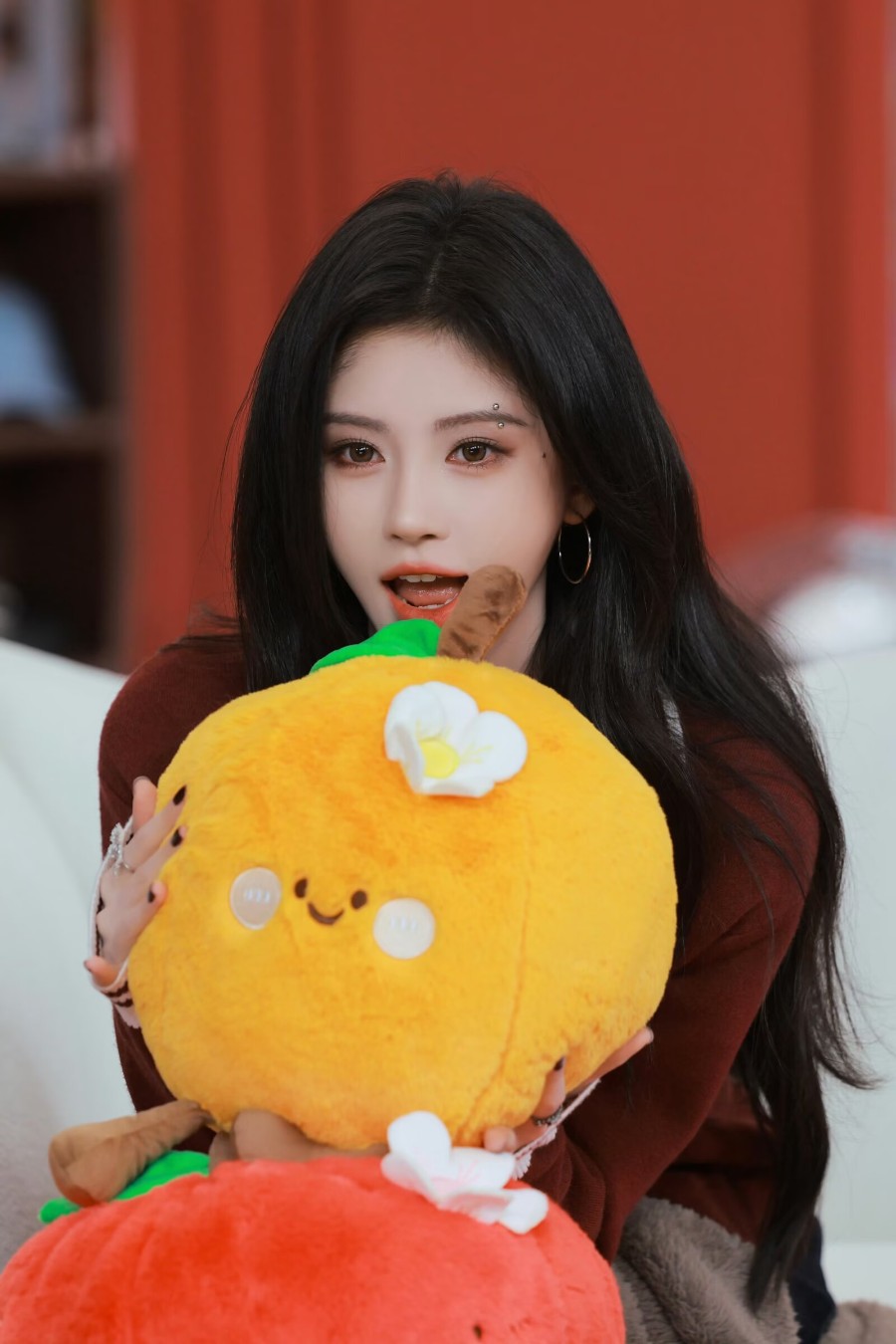 鞠婧祎秒变甜酷猫女郎美貌养眼-第2张图片-风享汇