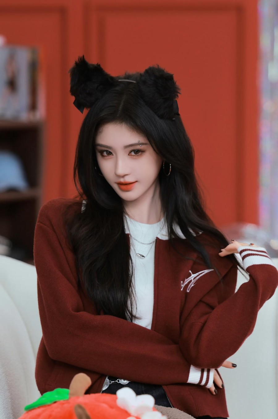 鞠婧祎秒变甜酷猫女郎美貌养眼-第1张图片-风享汇