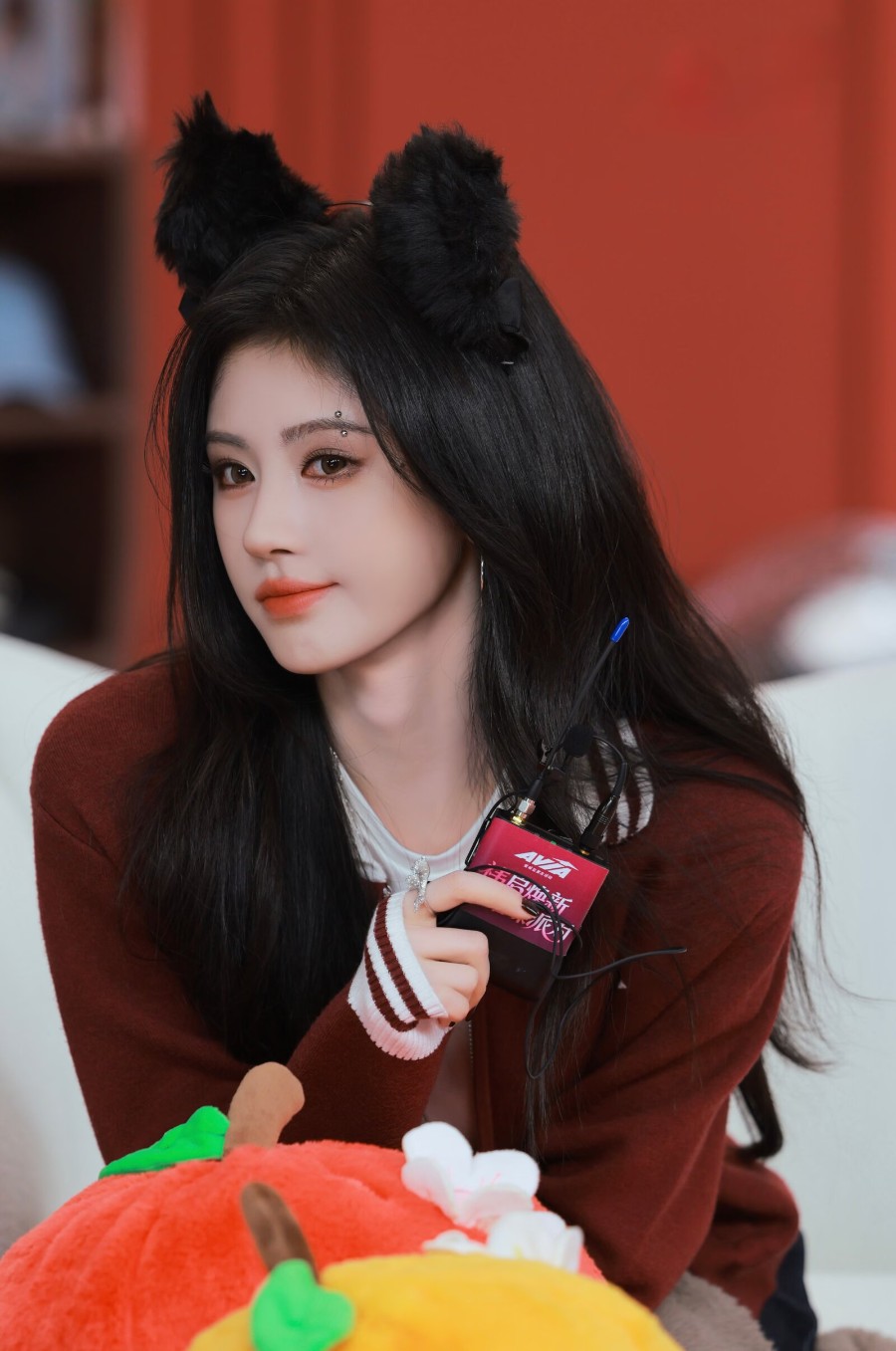 鞠婧祎秒变甜酷猫女郎美貌养眼-第4张图片-风享汇