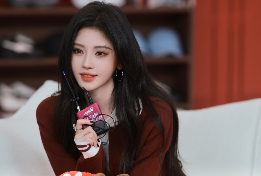 鞠婧祎秒变甜酷猫女郎美貌养眼-第5张图片-风享汇