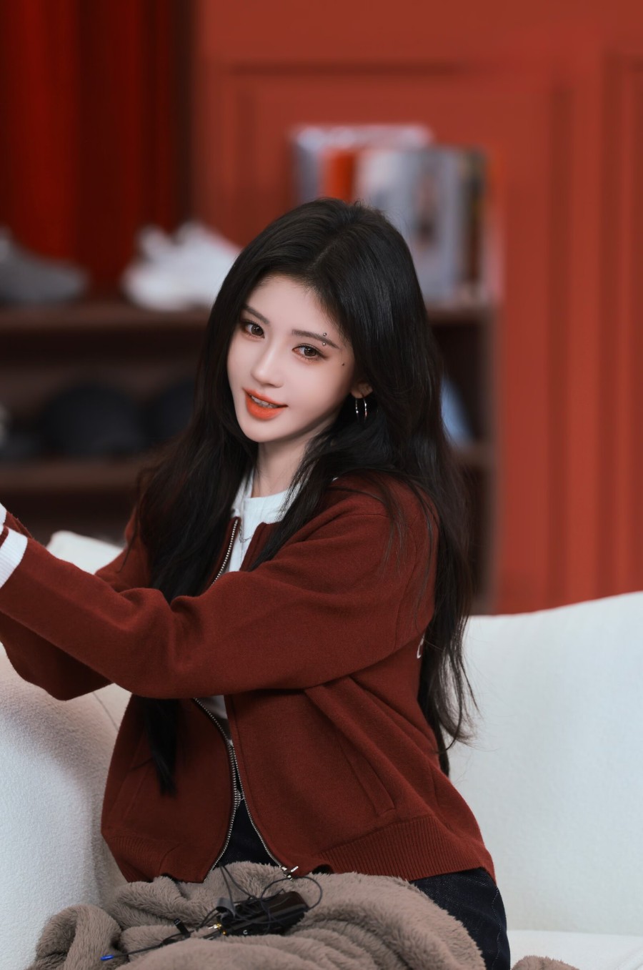 鞠婧祎秒变甜酷猫女郎美貌养眼-第6张图片-风享汇