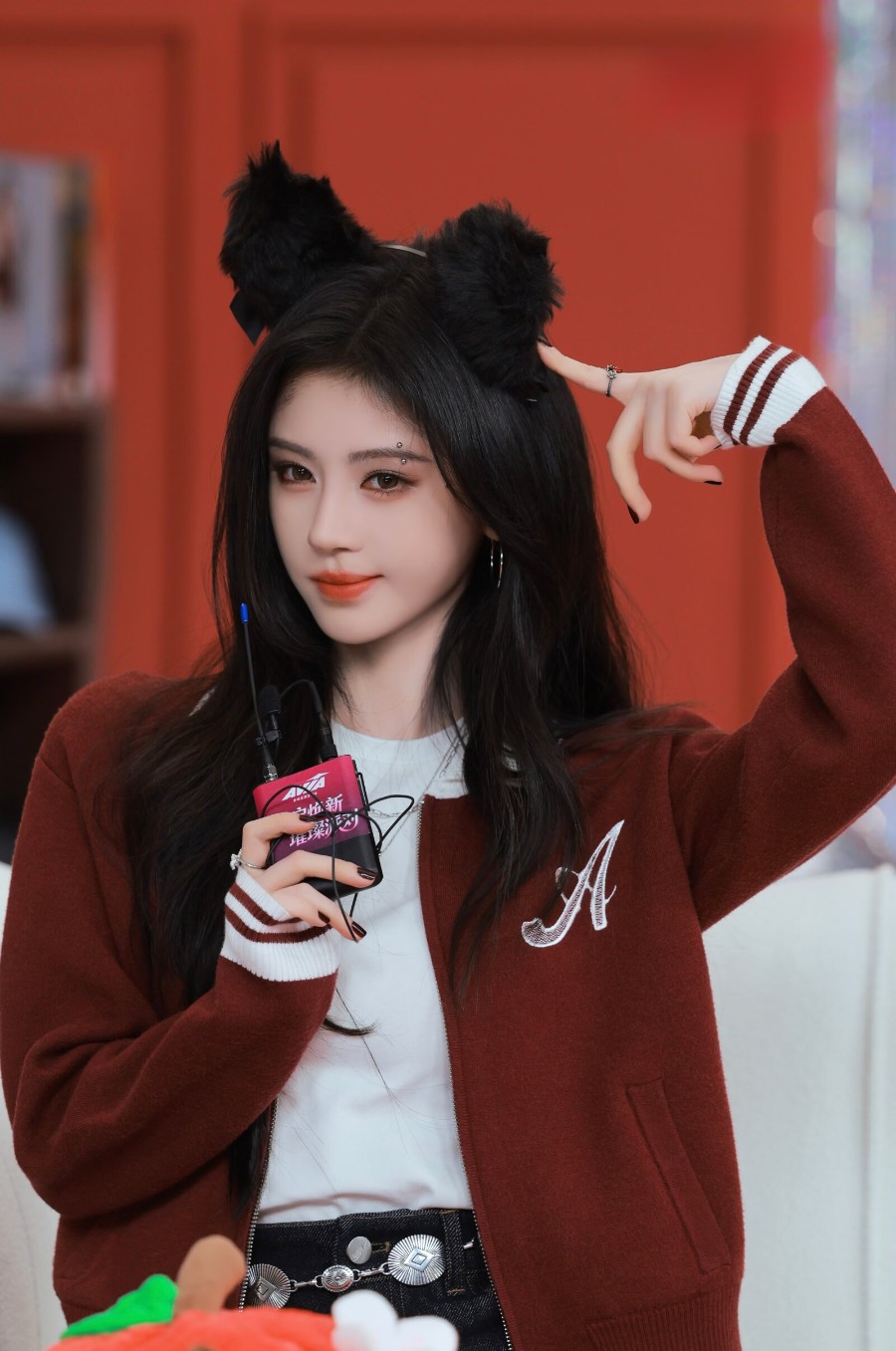 鞠婧祎秒变甜酷猫女郎美貌养眼-第3张图片-风享汇