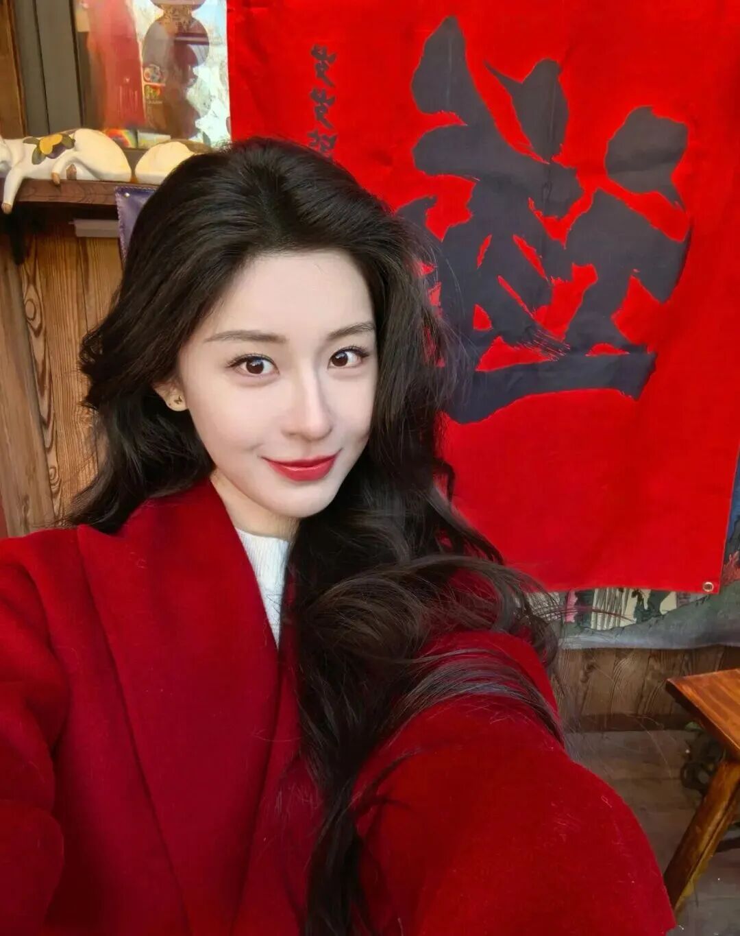 过年拍照没年味？这组红大衣姿势教你拿捏-第3张图片-风享汇