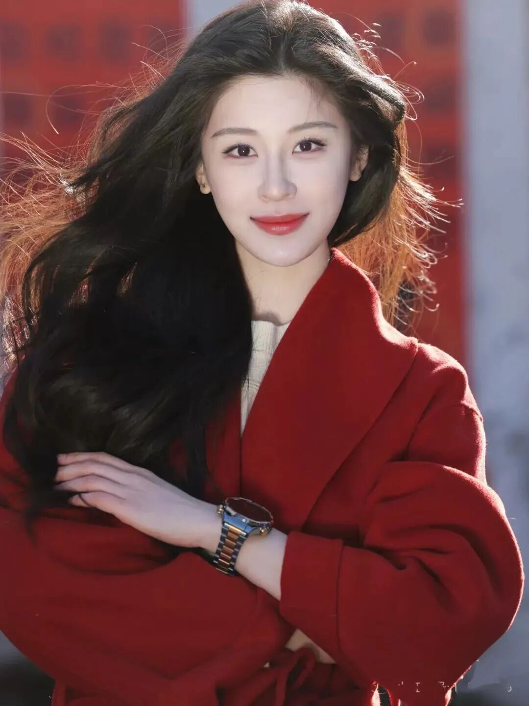 过年拍照没年味？这组红大衣姿势教你拿捏-第4张图片-风享汇