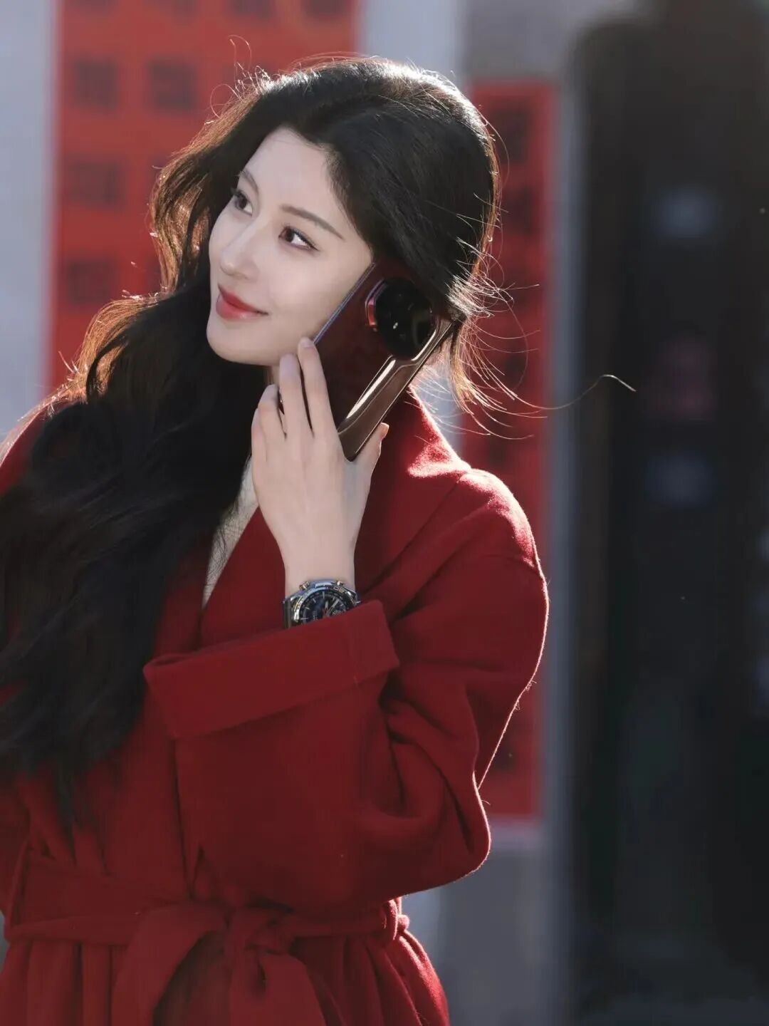 过年拍照没年味？这组红大衣姿势教你拿捏-第6张图片-风享汇