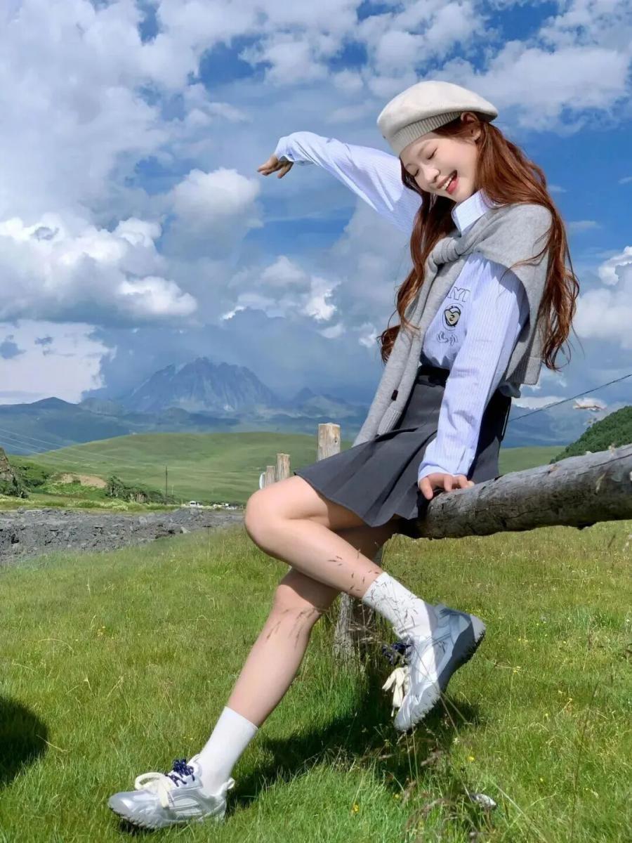 草原拍照不重样!10个JK风姿势教你拍出元气大片-第3张图片-风享汇 草原拍照不重样!10个JK风姿势教你拍出元气大片-第3张图片-风享汇