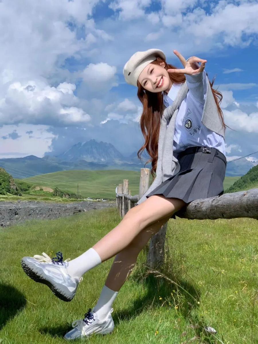 草原拍照不重样!10个JK风姿势教你拍出元气大片-第2张图片-风享汇 草原拍照不重样!10个JK风姿势教你拍出元气大片-第2张图片-风享汇