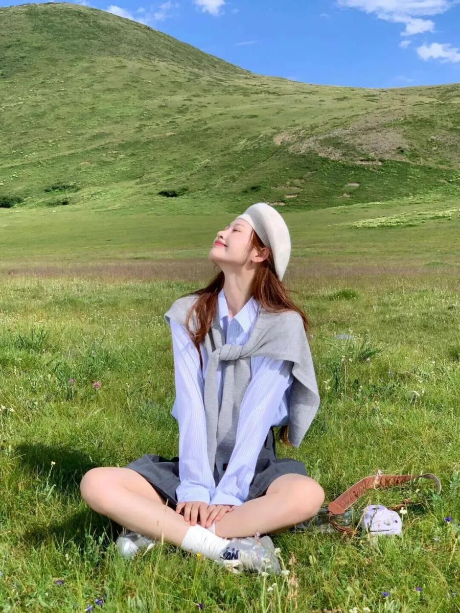 草原拍照不重样!10个JK风姿势教你拍出元气大片-第7张图片-风享汇 草原拍照不重样!10个JK风姿势教你拍出元气大片-第7张图片-风享汇