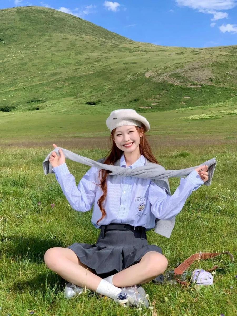 草原拍照不重样!10个JK风姿势教你拍出元气大片-第6张图片-风享汇 草原拍照不重样!10个JK风姿势教你拍出元气大片-第6张图片-风享汇