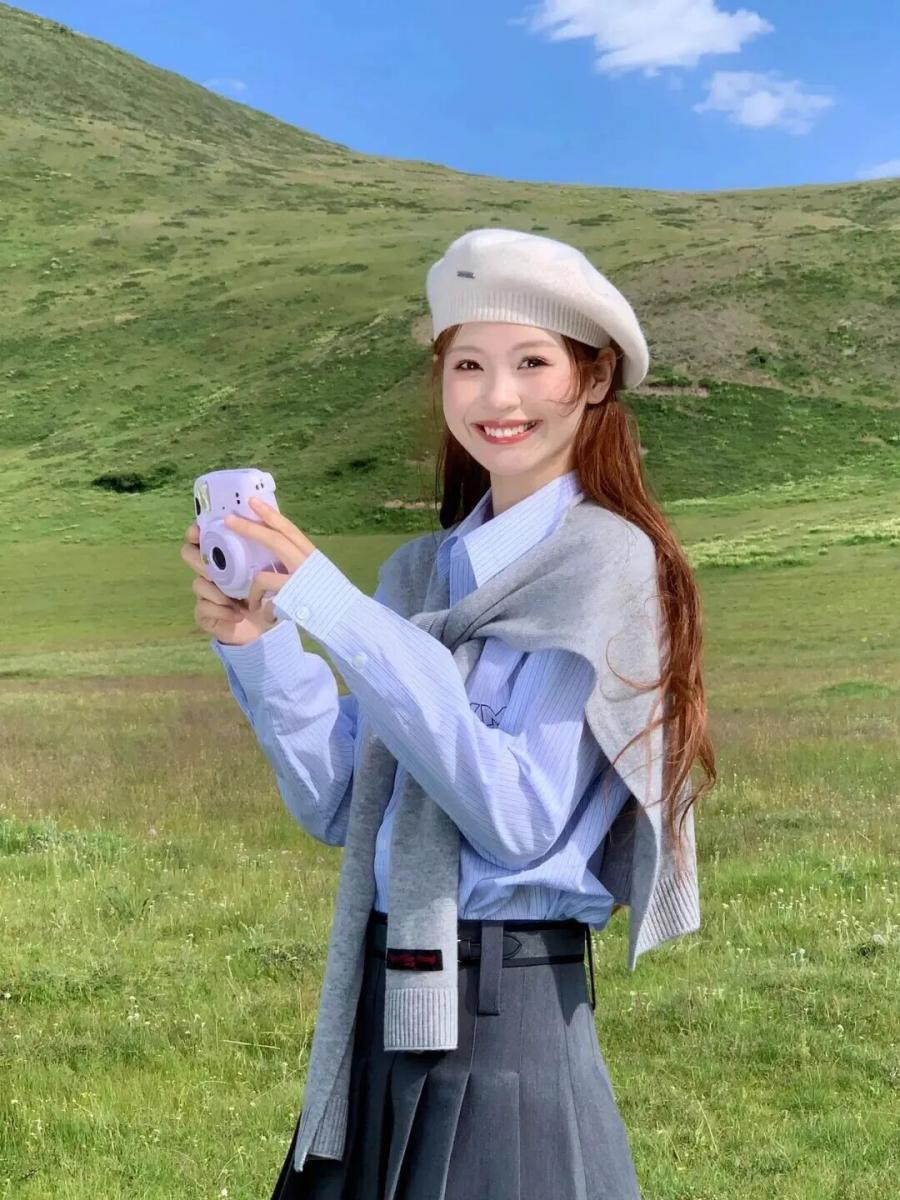 草原拍照不重样!10个JK风姿势教你拍出元气大片-第9张图片-风享汇 草原拍照不重样!10个JK风姿势教你拍出元气大片-第9张图片-风享汇