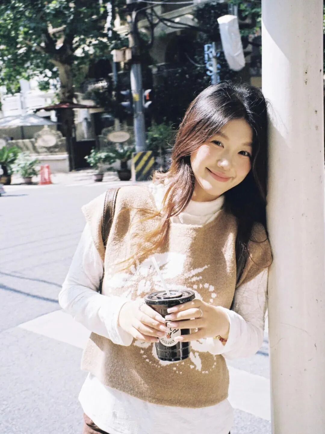 把旅途拍成诗：超实用街头拍照姿势教程-第4张图片-风享汇