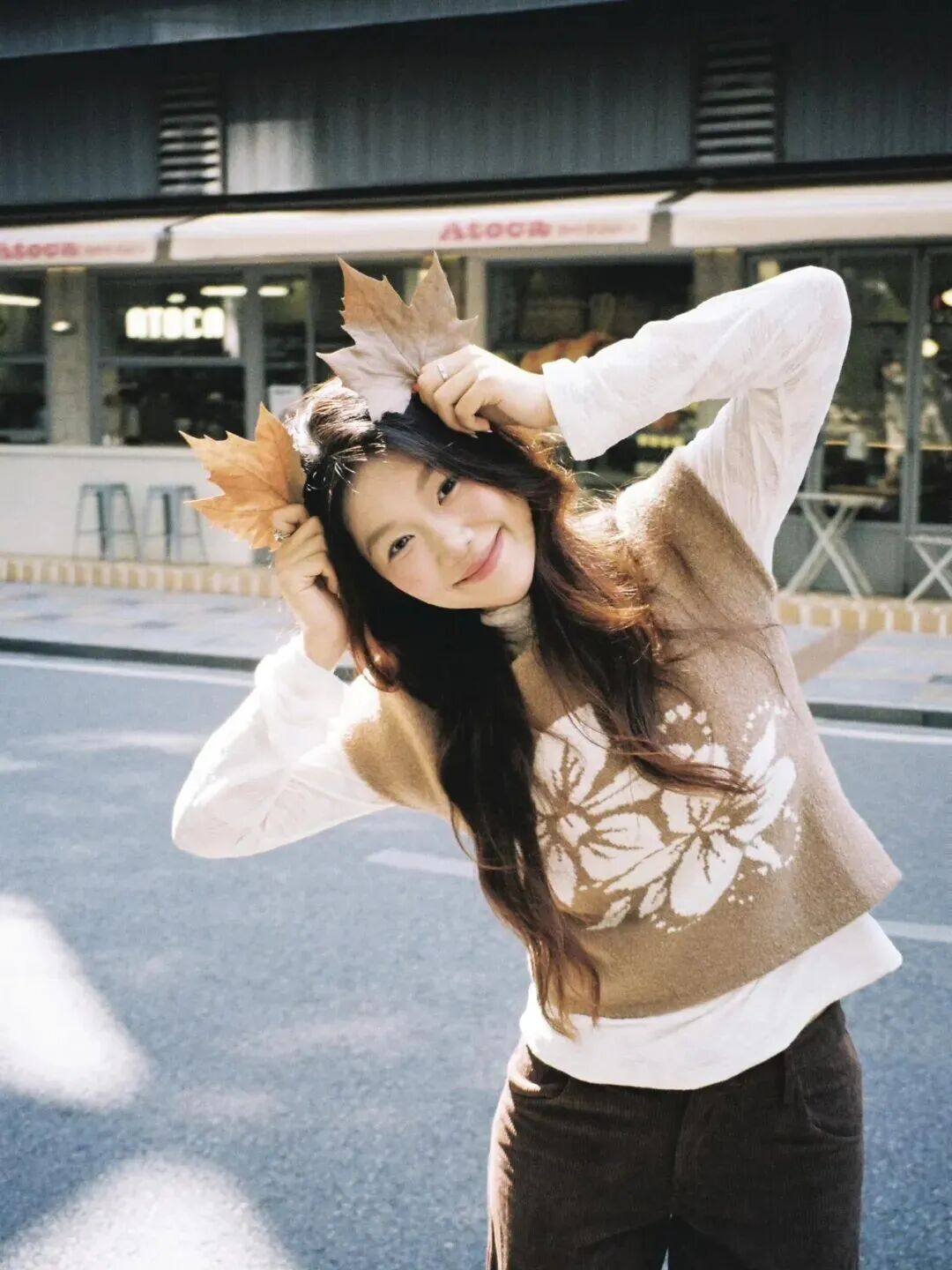 把旅途拍成诗：超实用街头拍照姿势教程-第11张图片-风享汇