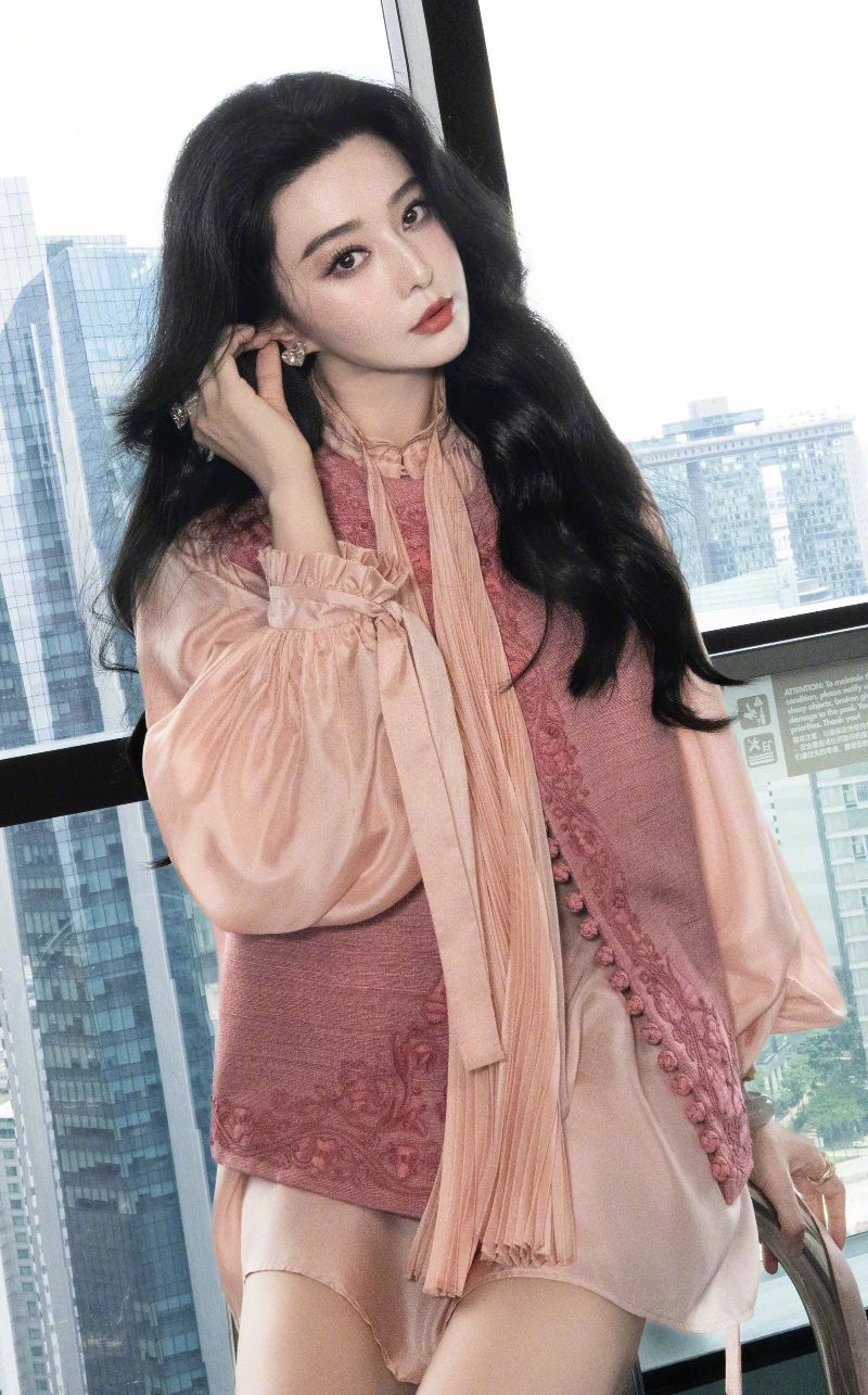 范冰冰粉嫩丝绸装难掩冷艳气场，这双逆天玉腿我给满分-第6张图片-风享汇