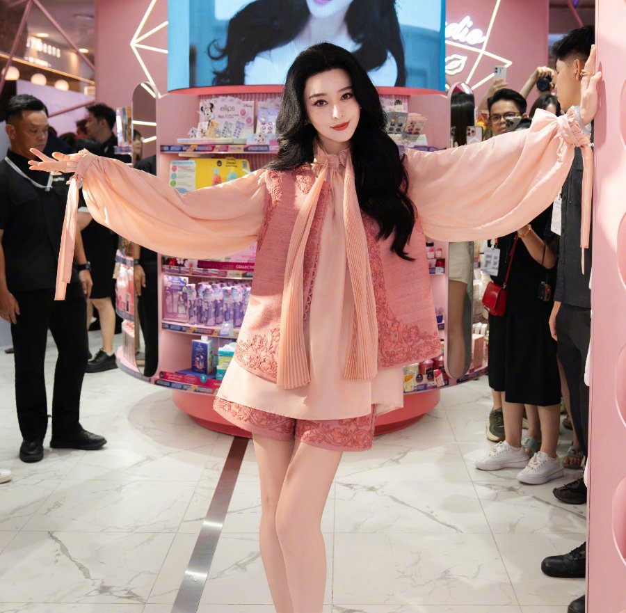 范冰冰粉嫩丝绸装难掩冷艳气场，这双逆天玉腿我给满分-第1张图片-风享汇