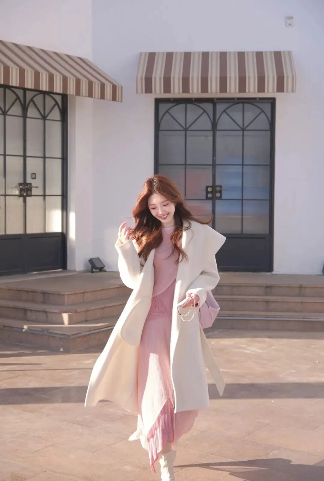 温柔系穿搭拍照技巧｜大衣 + 长裙拍出高级感-第3张图片-风享汇