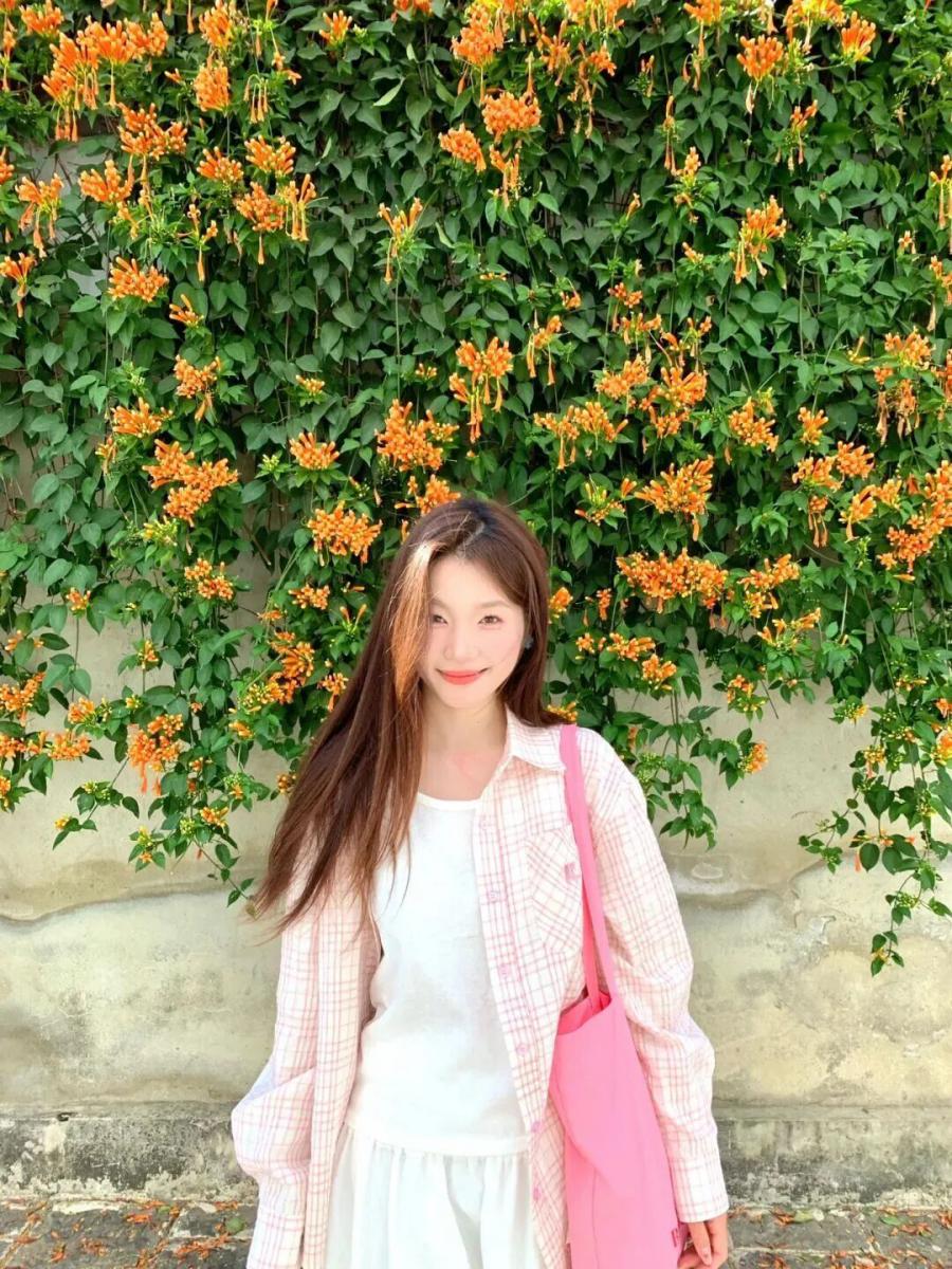 万能灵动拍照姿势,日常随手拍都好看-第3张图片-风享汇 万能灵动拍照姿势,日常随手拍都好看-第3张图片-风享汇