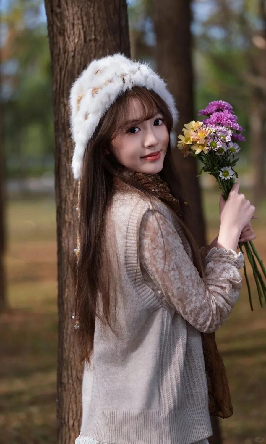 逛公园别再只会比耶!9个姿势拍出森系氛围感-第6张图片-风享汇 逛公园别再只会比耶!9个姿势拍出森系氛围感-第6张图片-风享汇