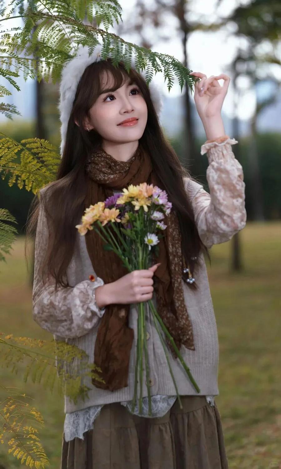 逛公园别再只会比耶!9个姿势拍出森系氛围感-第5张图片-风享汇 逛公园别再只会比耶!9个姿势拍出森系氛围感-第5张图片-风享汇