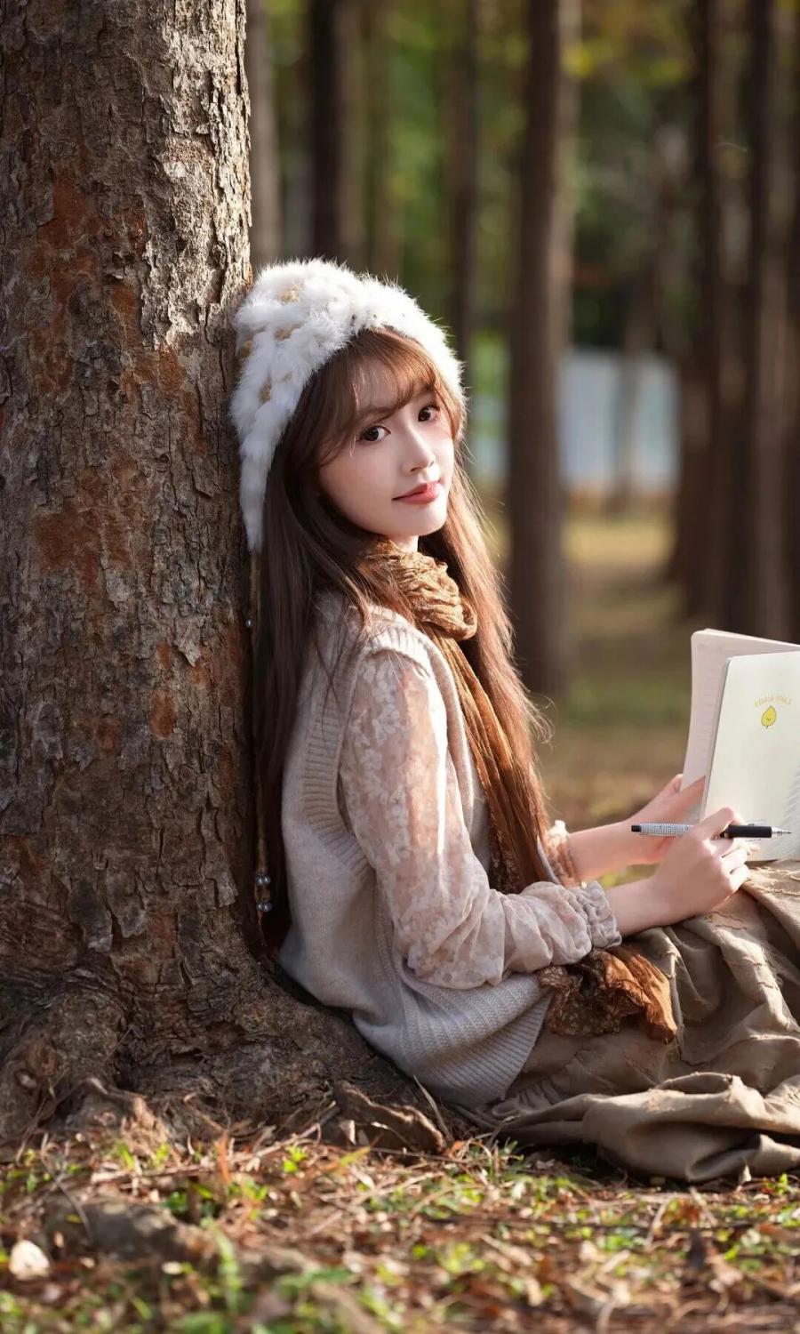 逛公园别再只会比耶!9个姿势拍出森系氛围感-第8张图片-风享汇 逛公园别再只会比耶!9个姿势拍出森系氛围感-第8张图片-风享汇