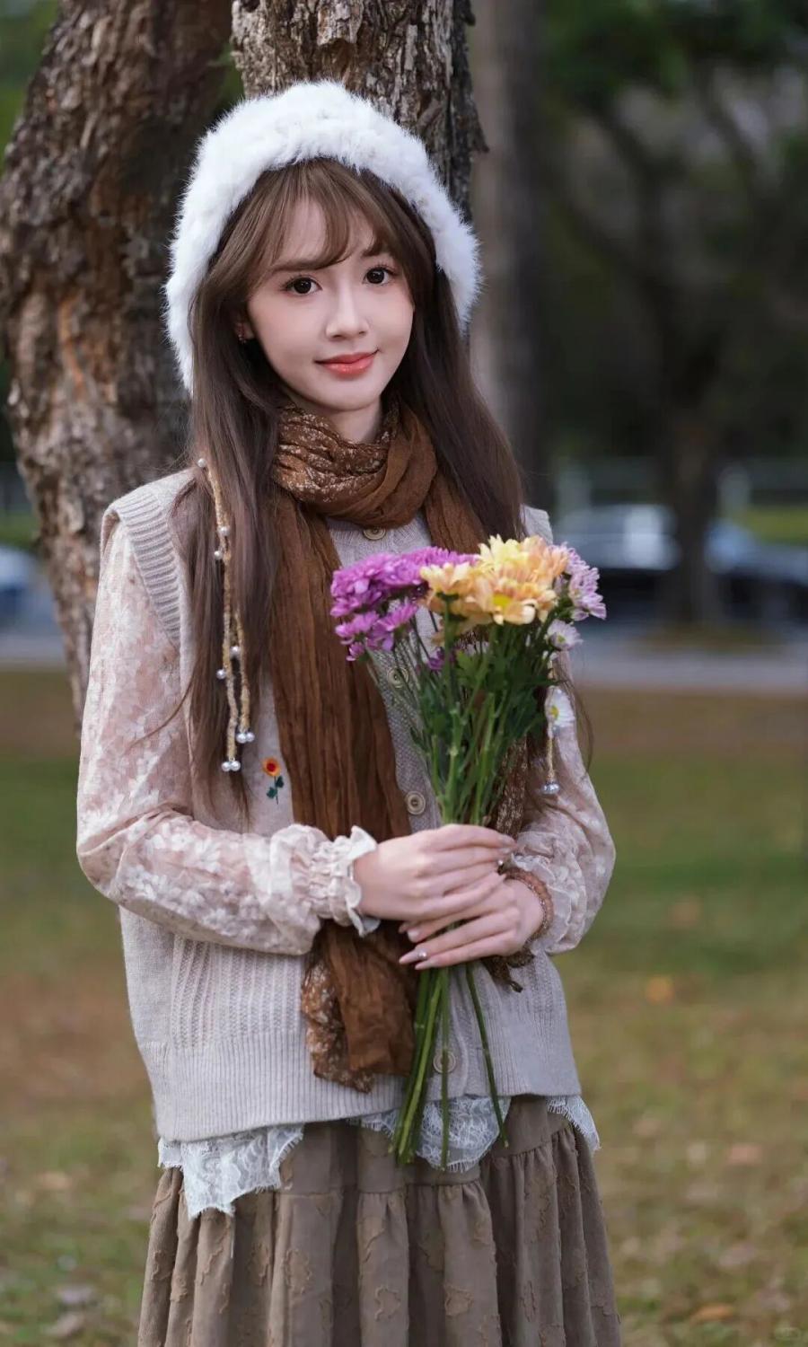 逛公园别再只会比耶!9个姿势拍出森系氛围感-第9张图片-风享汇 逛公园别再只会比耶!9个姿势拍出森系氛围感-第9张图片-风享汇