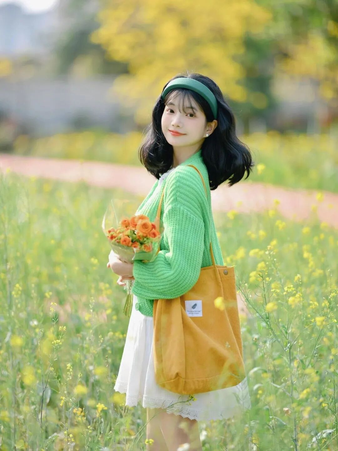 油菜花人像拍照攻略:把春天拍成治愈系画报-第4张图片-风享汇 油菜花人像拍照攻略:把春天拍成治愈系画报-第4张图片-风享汇