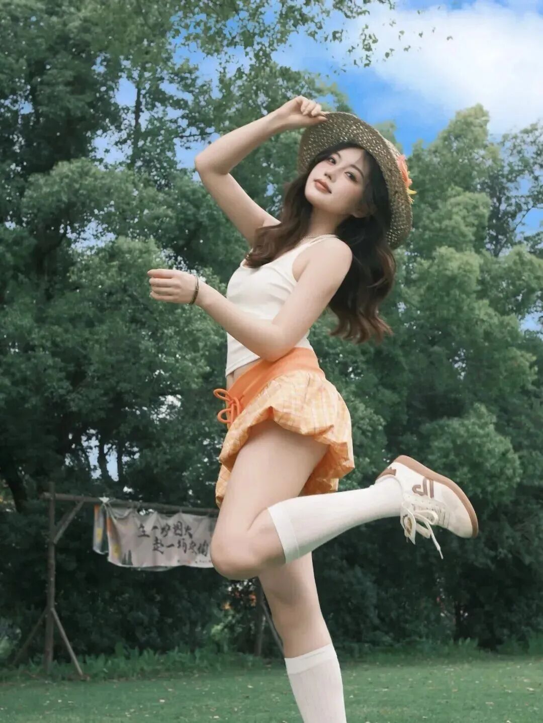 春天7个元气户外拍照姿势,出片率100%-第3张图片-风享汇 春天7个元气户外拍照姿势,出片率100%-第3张图片-风享汇