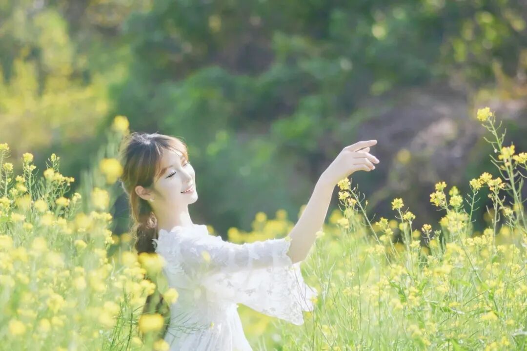 春天油菜花人像封神照|9招解锁春日氛围感大片-第3张图片-风享汇 春天油菜花人像封神照|9招解锁春日氛围感大片-第3张图片-风享汇