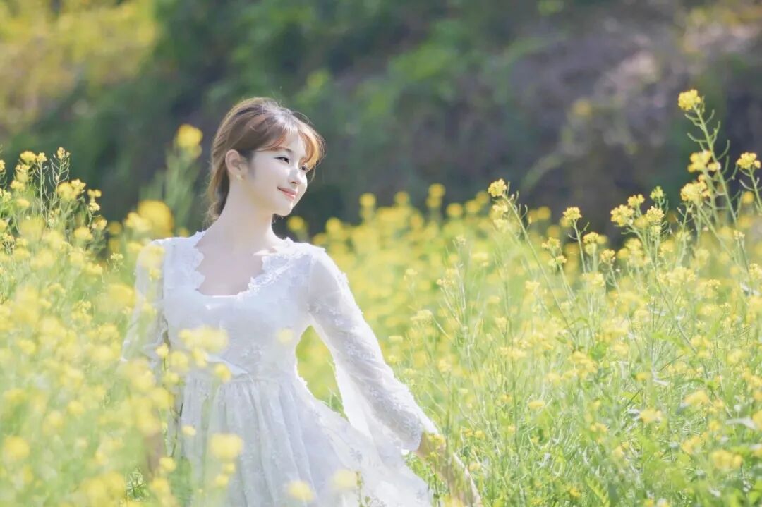 春天油菜花人像封神照|9招解锁春日氛围感大片-第6张图片-风享汇 春天油菜花人像封神照|9招解锁春日氛围感大片-第6张图片-风享汇