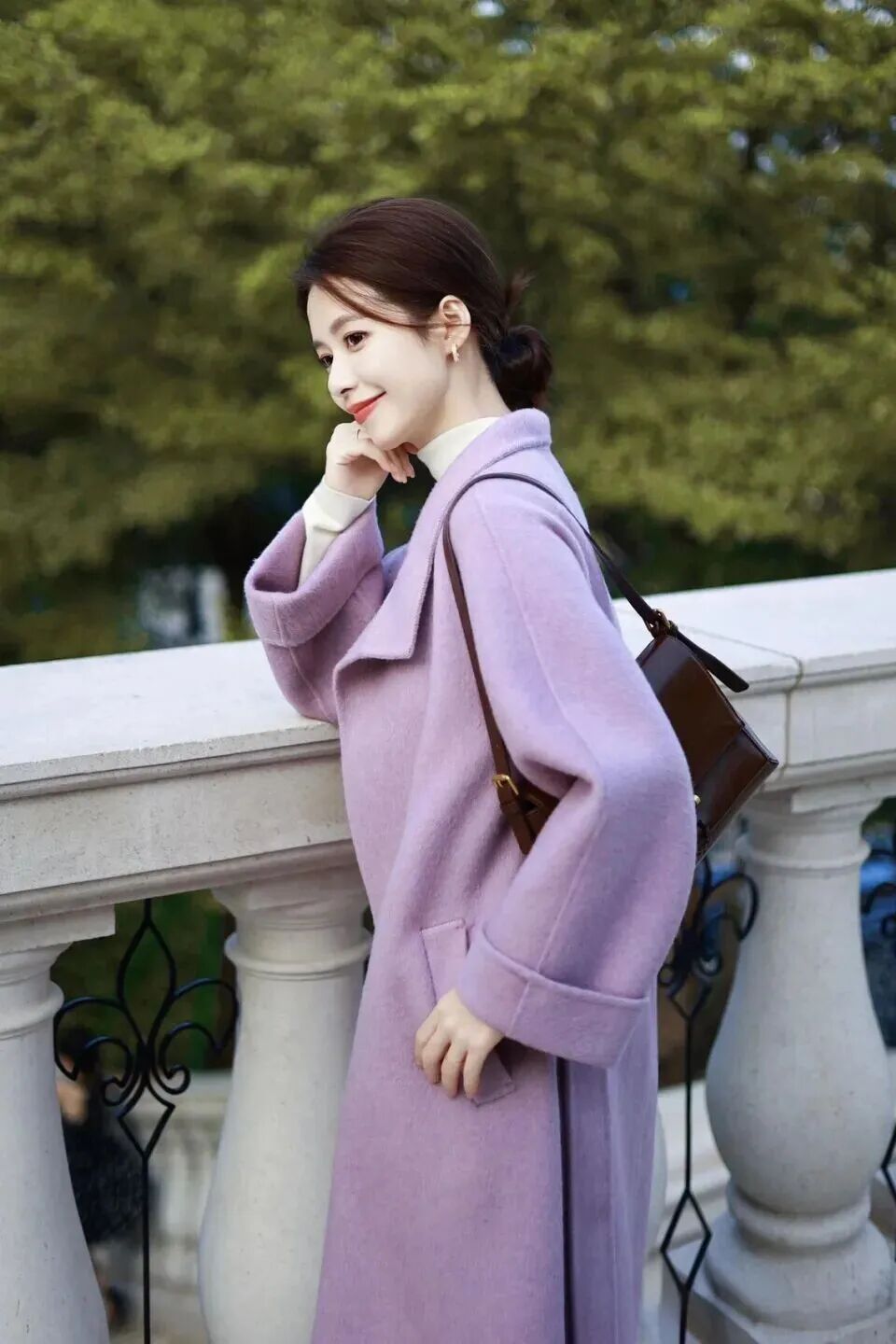 温柔紫调大衣｜9个公园摆姿，拍出韩剧女主感-第4张图片-风享汇