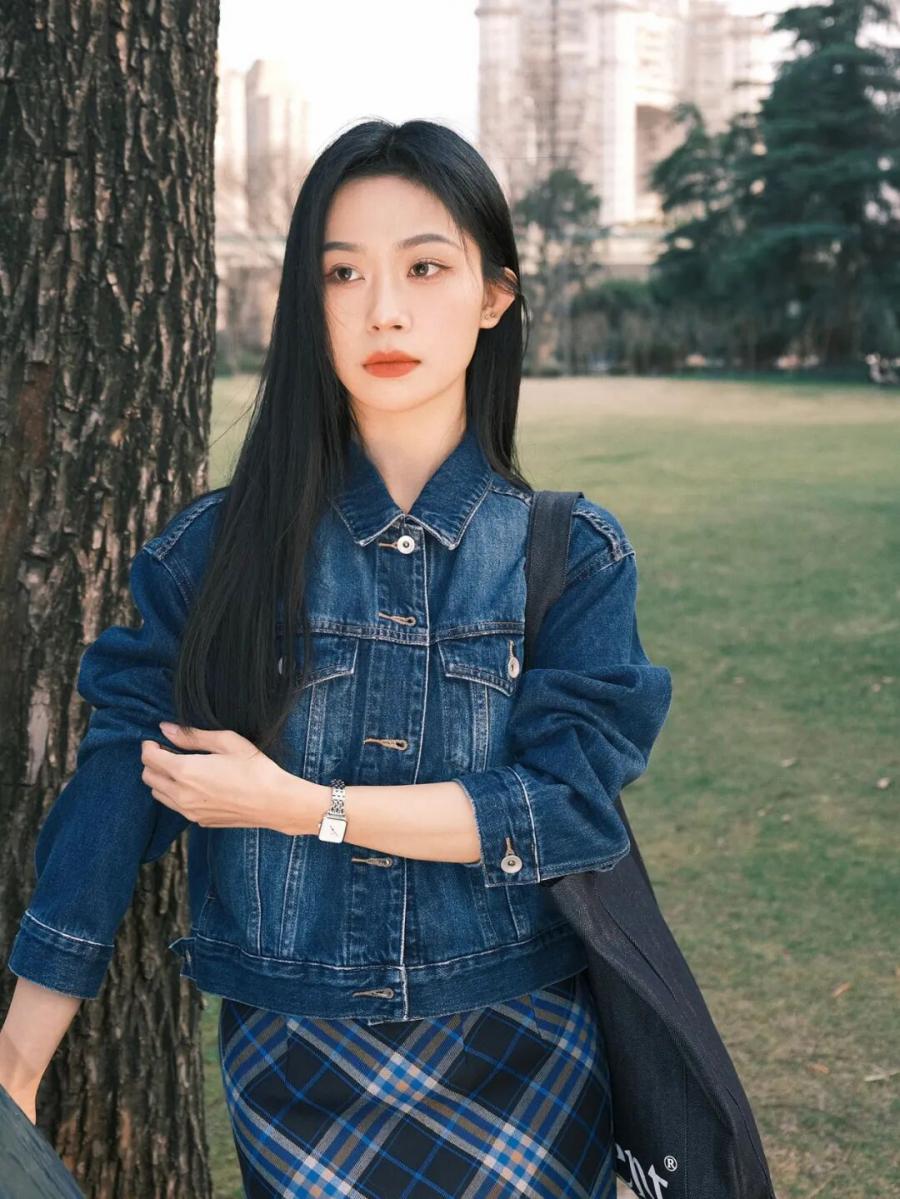 春天公园摆姿：牛仔 + 格纹裙轻松出片指南-第2张图片-风享汇