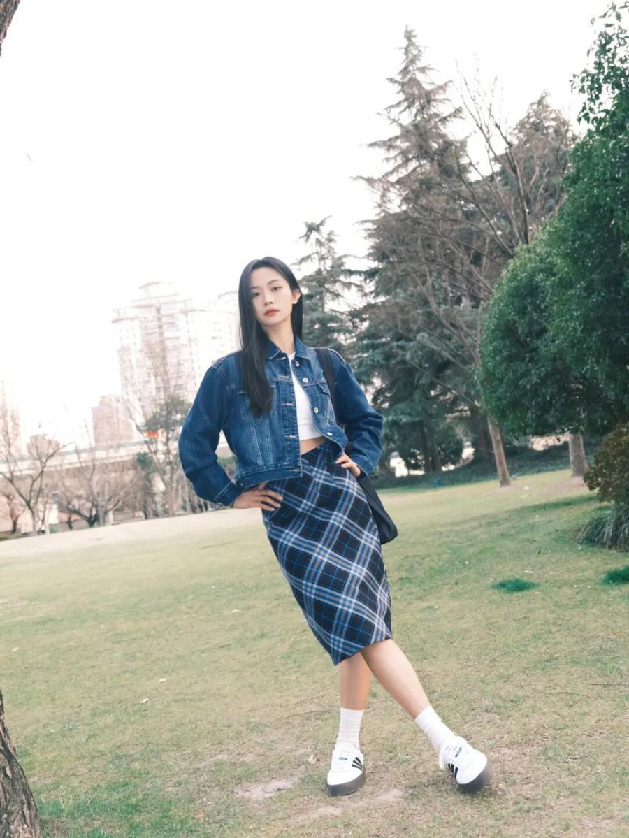 春天公园摆姿：牛仔 + 格纹裙轻松出片指南-第3张图片-风享汇