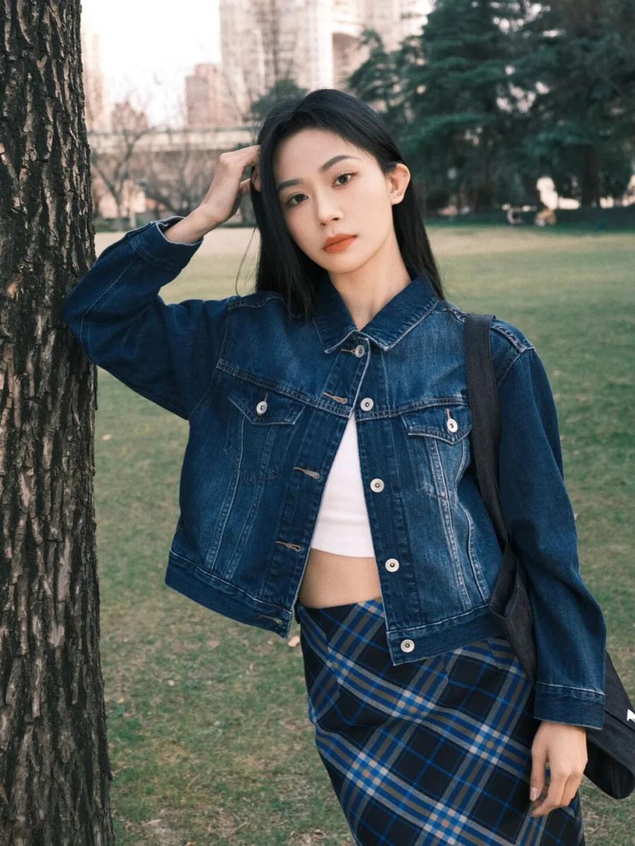 春天公园摆姿：牛仔 + 格纹裙轻松出片指南-第4张图片-风享汇