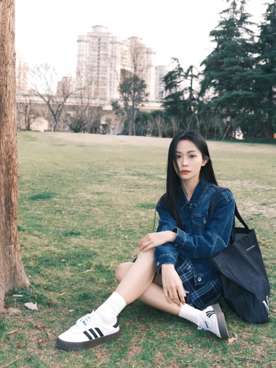 春天公园摆姿：牛仔 + 格纹裙轻松出片指南-第5张图片-风享汇