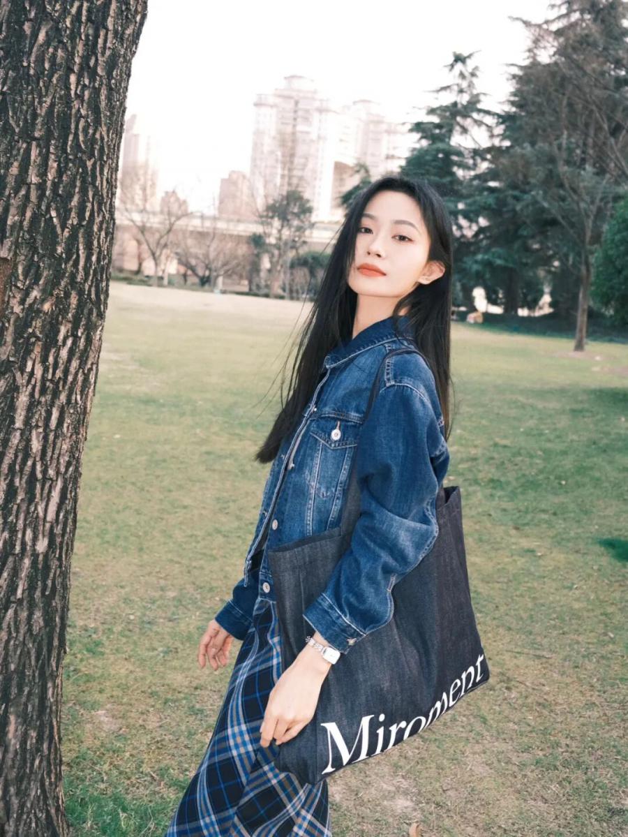 春天公园摆姿：牛仔 + 格纹裙轻松出片指南-第6张图片-风享汇