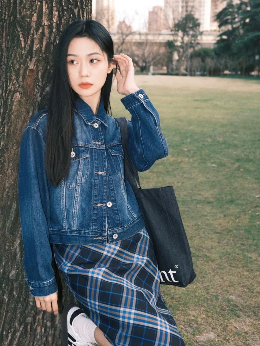 春天公园摆姿：牛仔 + 格纹裙轻松出片指南-第7张图片-风享汇