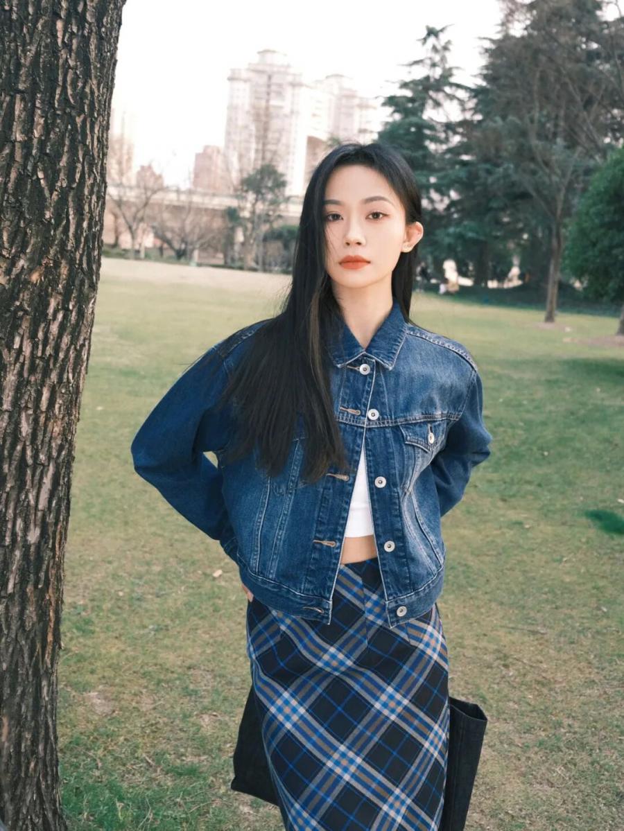 春天公园摆姿：牛仔 + 格纹裙轻松出片指南-第9张图片-风享汇