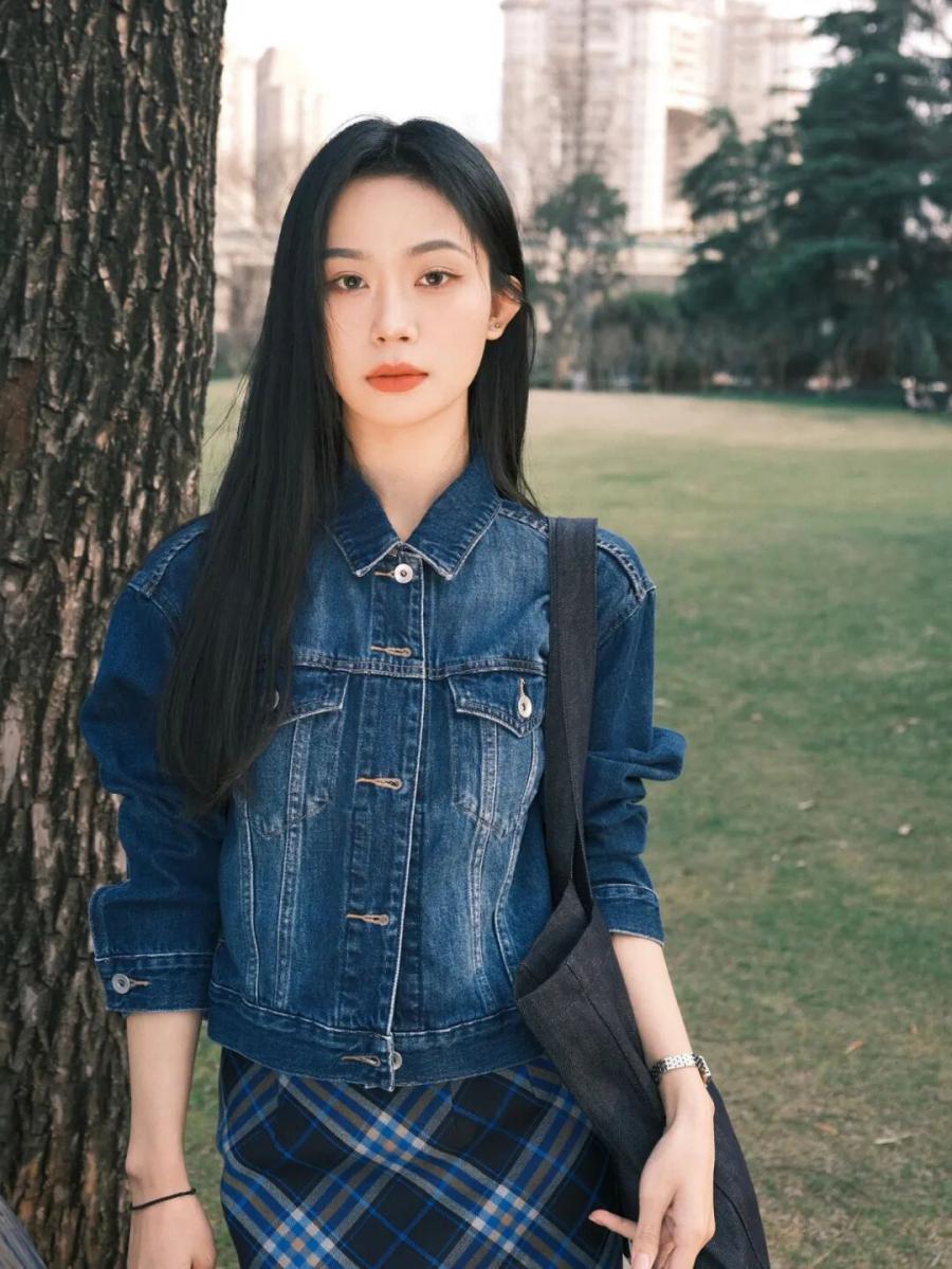 春天公园摆姿：牛仔 + 格纹裙轻松出片指南-第8张图片-风享汇