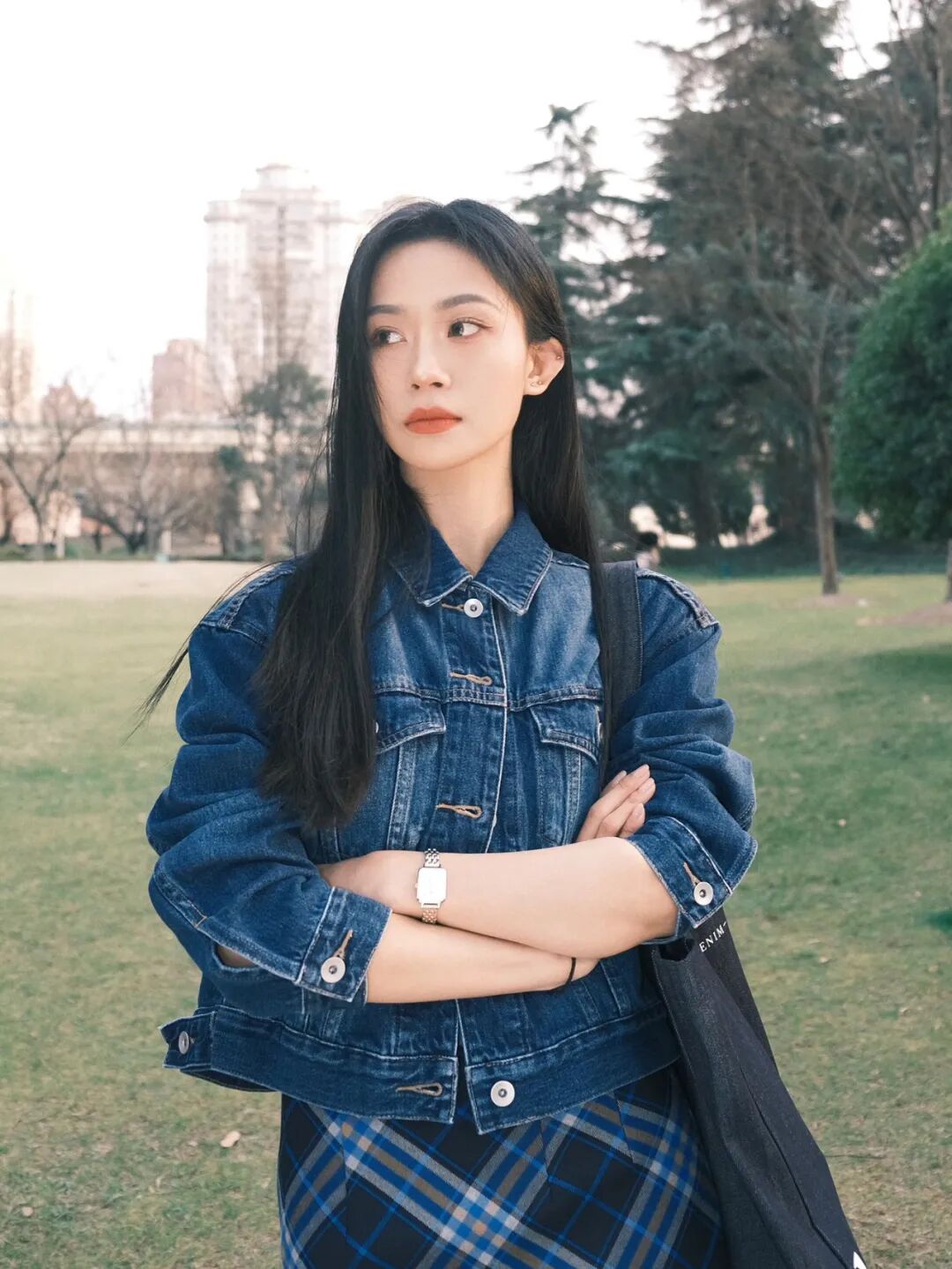 春天公园摆姿：牛仔 + 格纹裙轻松出片指南-第10张图片-风享汇