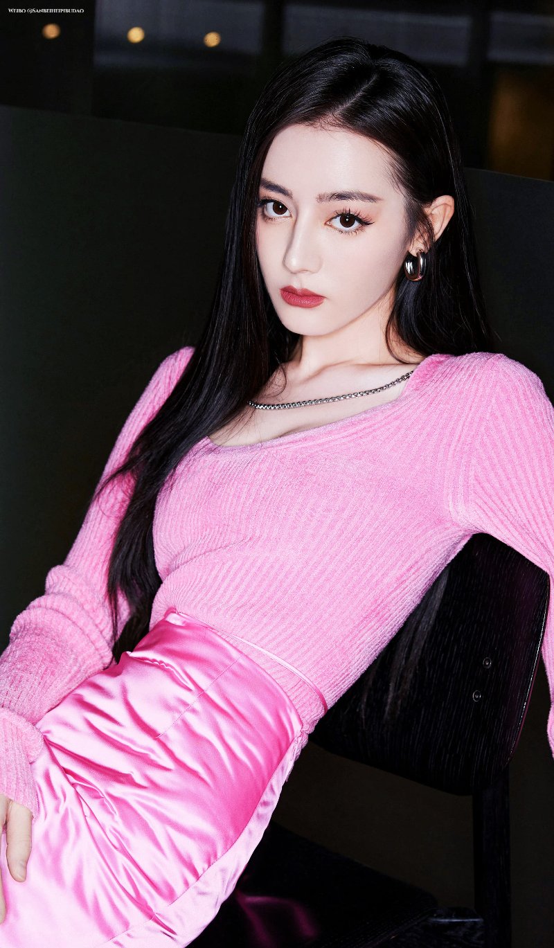 迪丽热巴粉色魅力惊艳写真，明媚丽质，楚楚动人！-第16张图片-风享汇