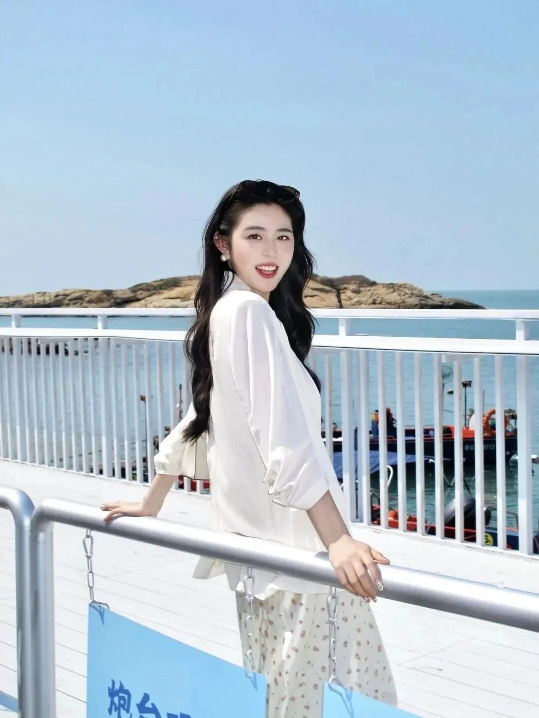 海边出差拍照指南|一套穿搭搞定专业感+松弛感大片-第6张图片-风享汇 海边出差拍照指南|一套穿搭搞定专业感+松弛感大片-第6张图片-风享汇