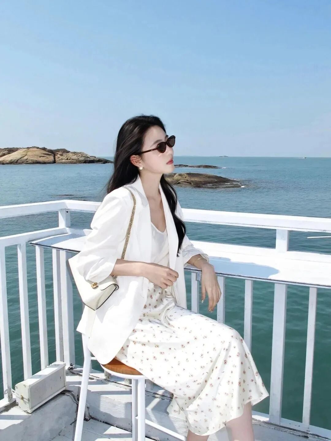 海边出差拍照指南|一套穿搭搞定专业感+松弛感大片-第8张图片-风享汇 海边出差拍照指南|一套穿搭搞定专业感+松弛感大片-第8张图片-风享汇