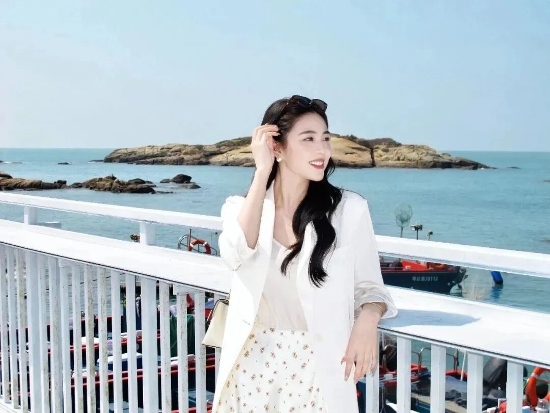 海边出差拍照指南|一套穿搭搞定专业感+松弛感大片-第7张图片-风享汇 海边出差拍照指南|一套穿搭搞定专业感+松弛感大片-第7张图片-风享汇