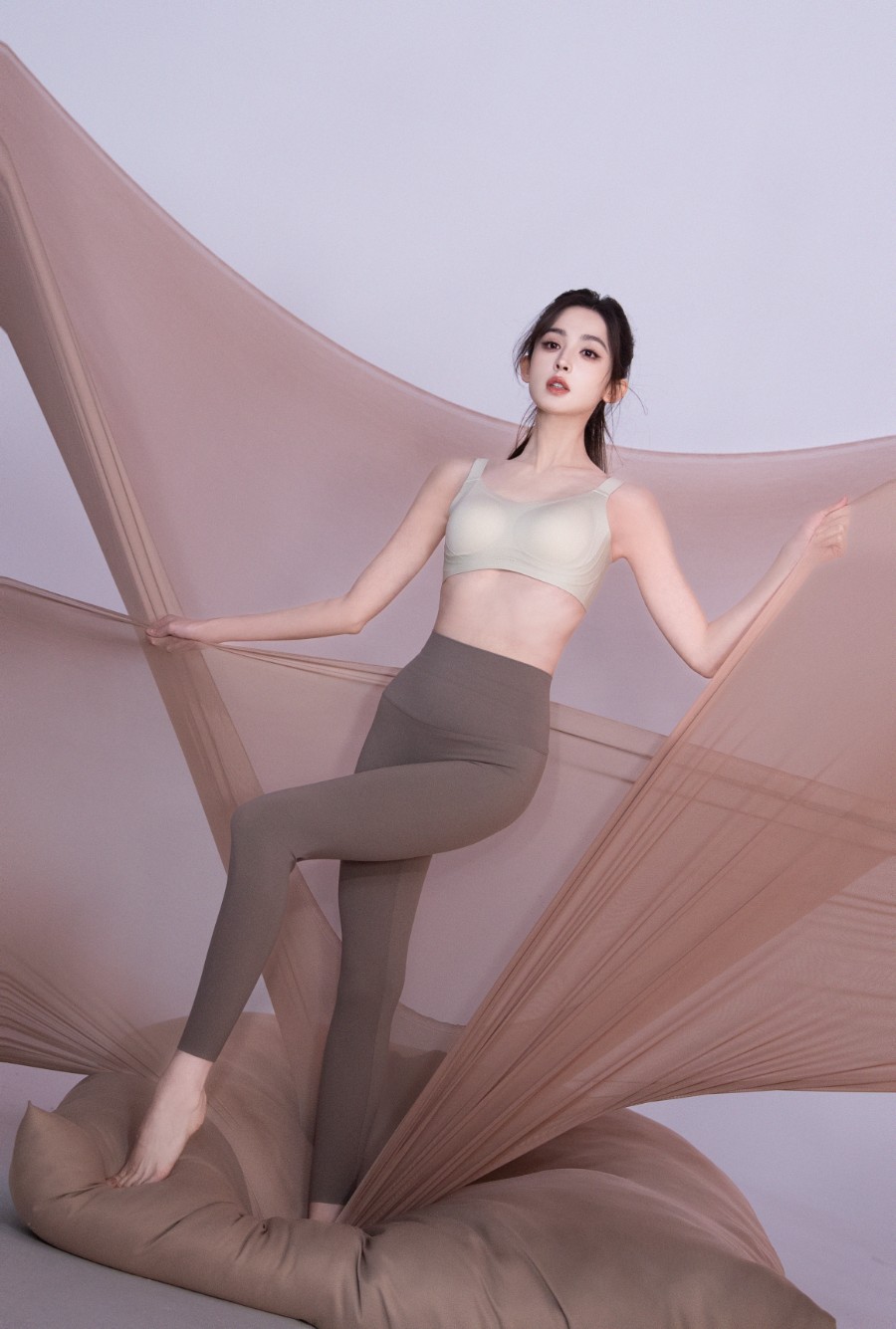 古丽娜扎最新物料， 都市丽人新春宣传片-第5张图片-风享汇