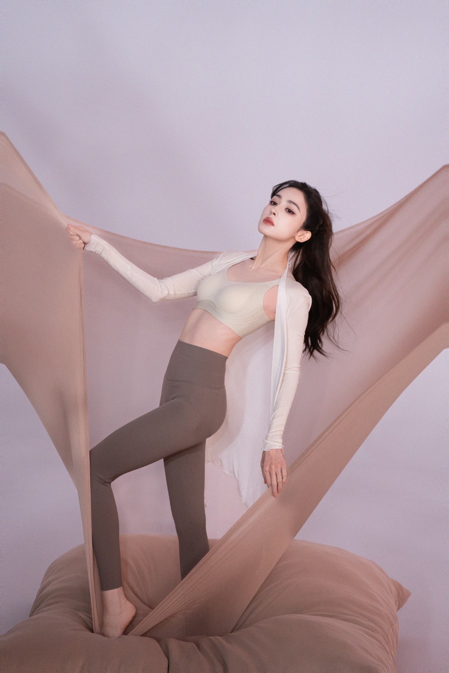 古丽娜扎最新物料， 都市丽人新春宣传片-第8张图片-风享汇