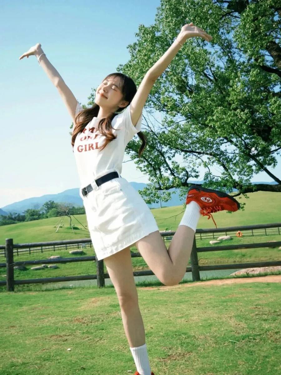 别再傻傻站草坪了！9个姿势教你拍出春日甜妹感-第3张图片-风享汇