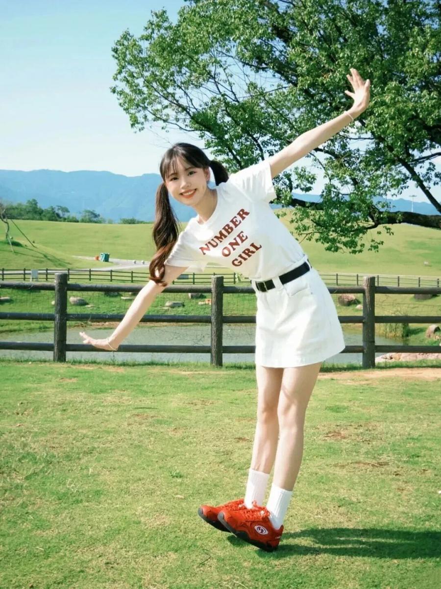 别再傻傻站草坪了！9个姿势教你拍出春日甜妹感-第2张图片-风享汇